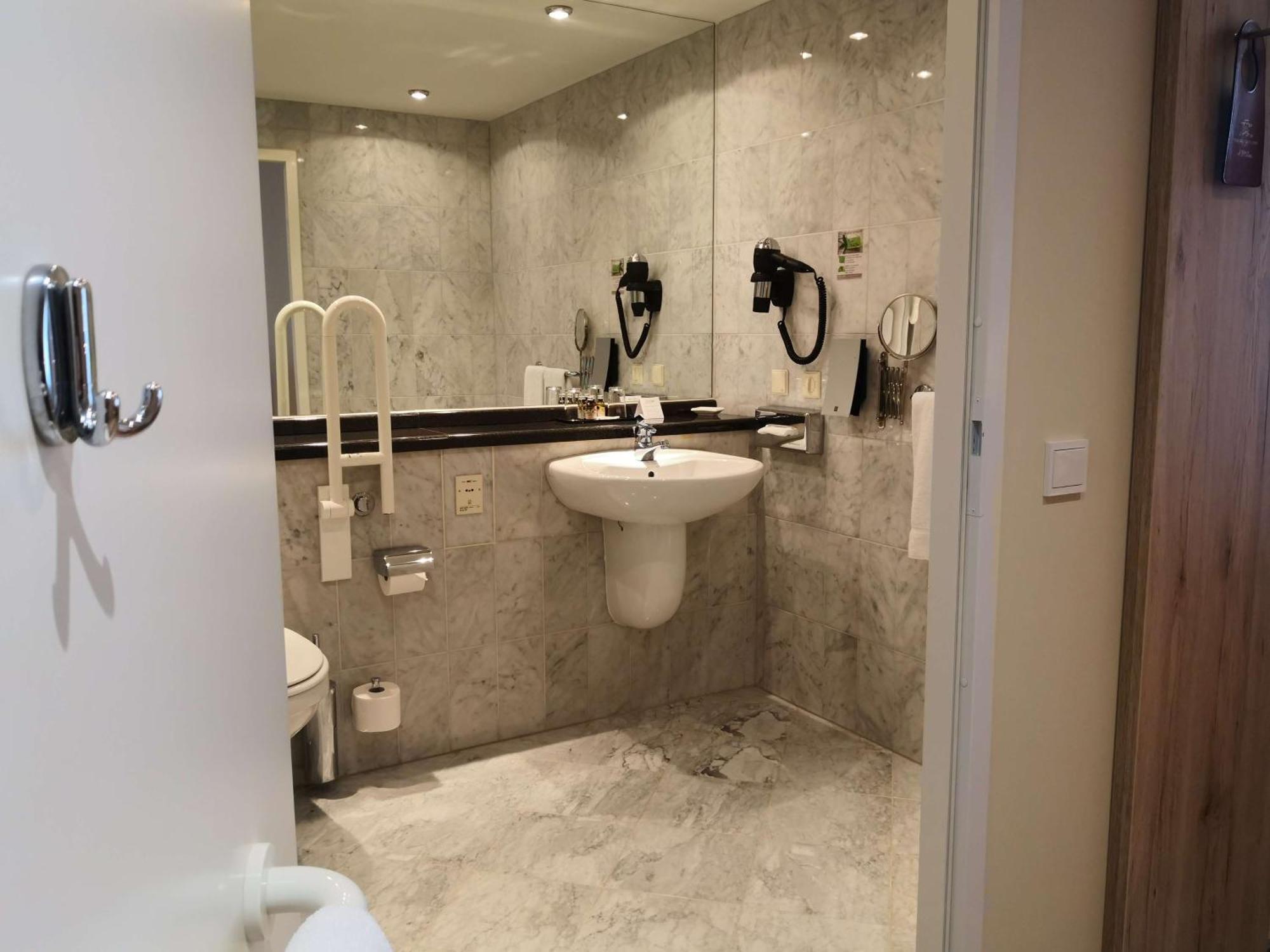 Hotel First 4*